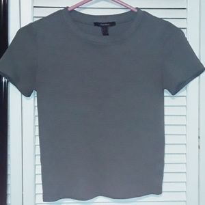 Super cute gray, ribbed mid-cropped tee!